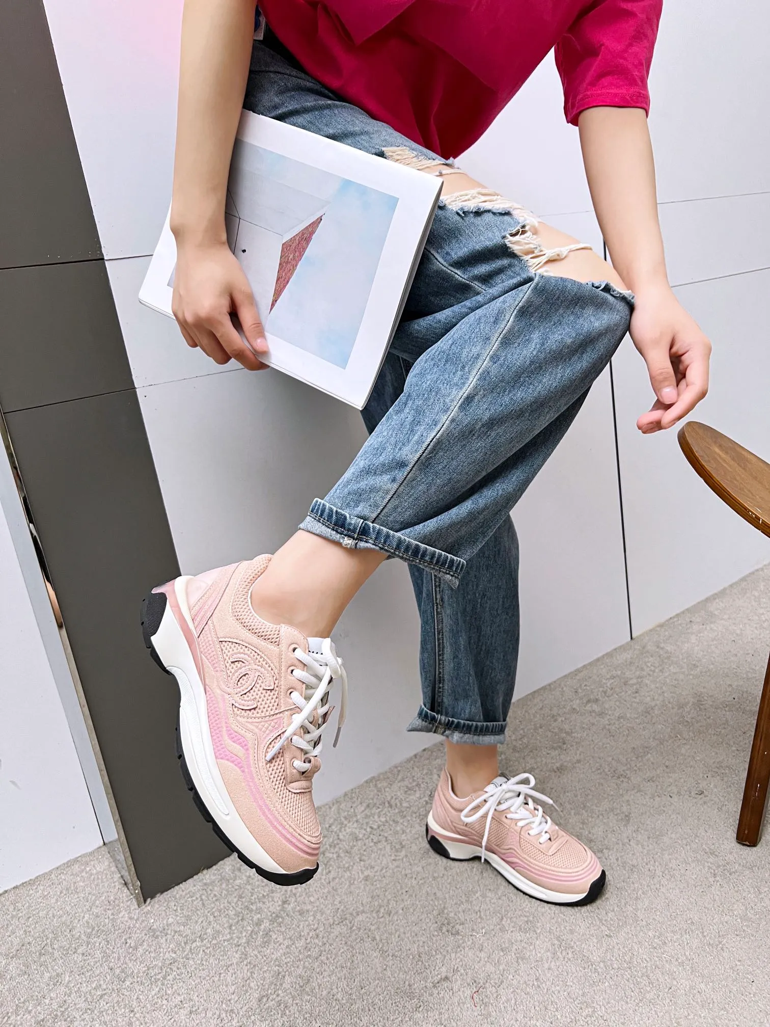 👟👟Ex-factory price 640👟👟 chanel Chanel 2024 early spring vacation series latest casual sports shoes silver white, gold white, silver gray, black and red! Incomparably beautiful and easy to wear, very light, the lining is also super soft, super comfortable, the upper is breathable, the color is high-end and durable, versatile. Upper: cowhide and cloth stitching. Inner: breathable mesh. Original foam combination outsole. Size: 35-40.
